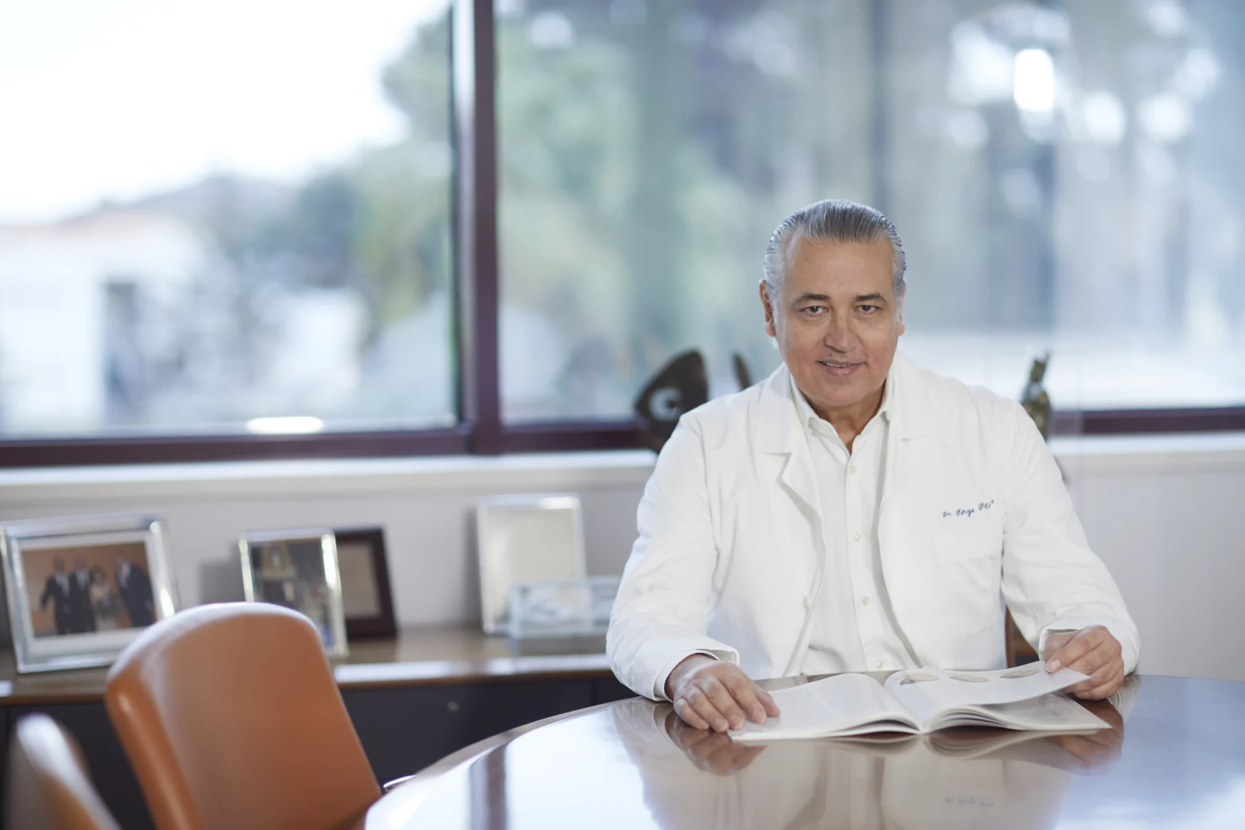 Dr. Jorge Planas en su consulta