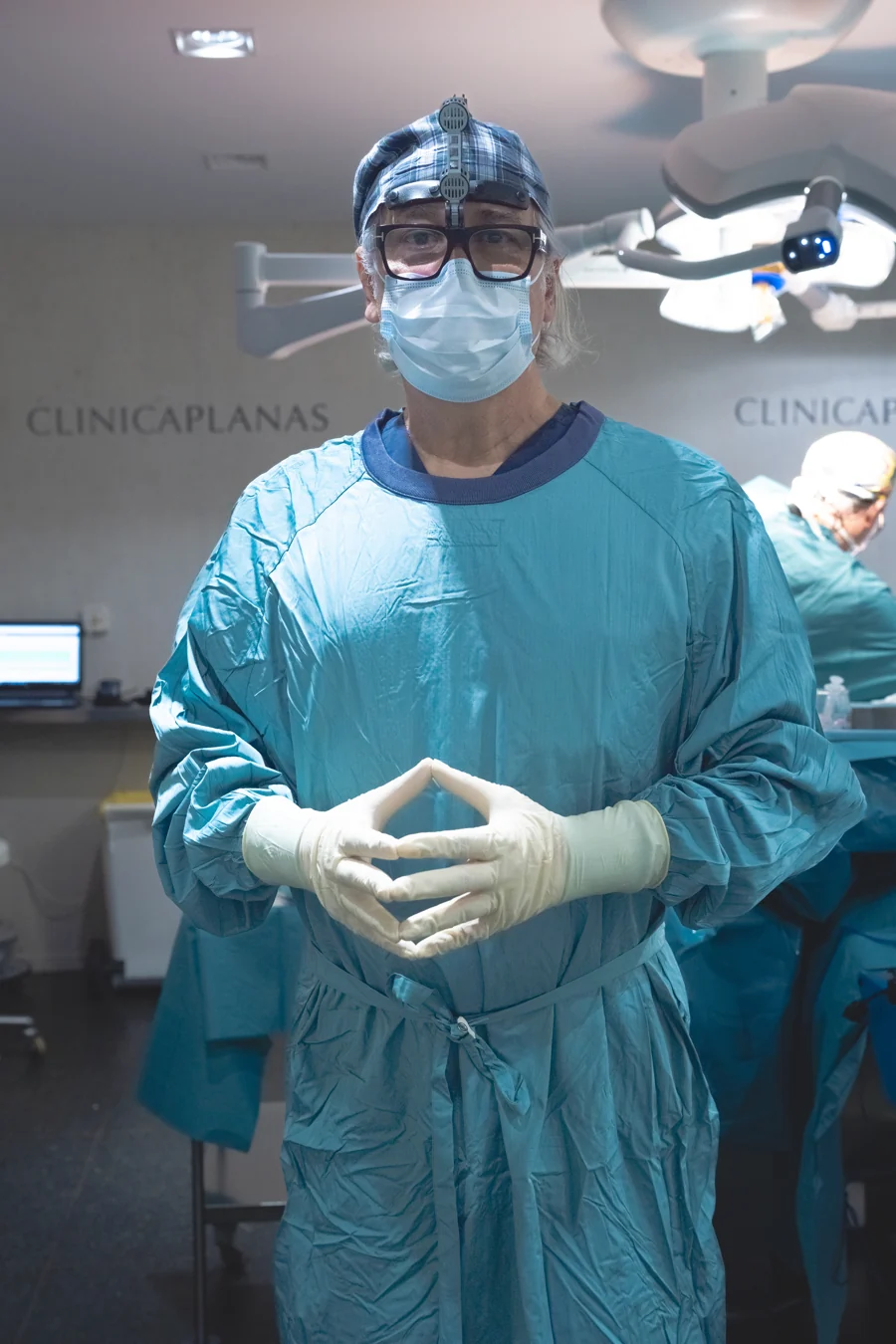 Retrato del Dr. Jorge Planas en quir&oacute;fano